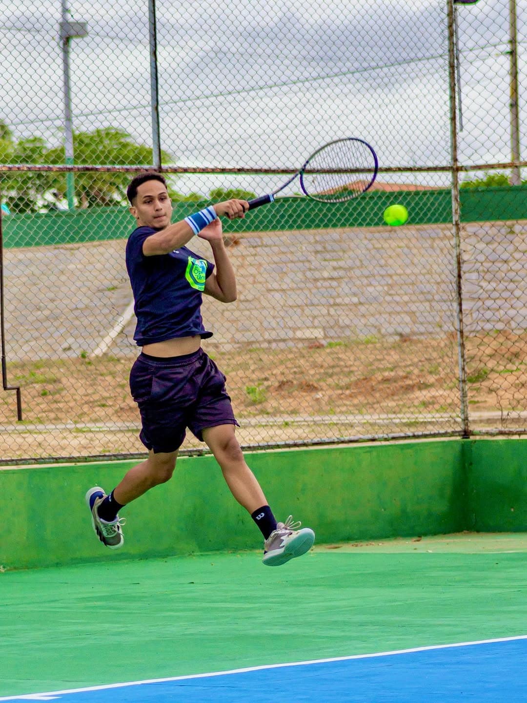 Kaíque em torneio com camisa navy